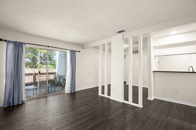 Foto del edificio - 6910 Hart Ln
