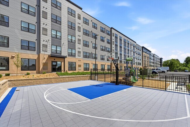 Pista deportiva y parque infantil - Ride Apartments