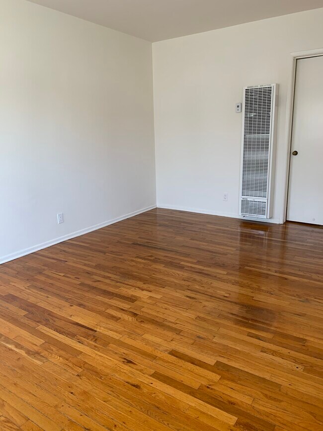 Living Room. Hardwood Floors - 1515 Pontius Ave