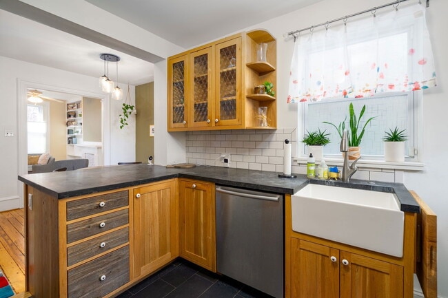 Building Photo - 829 N Taylor St