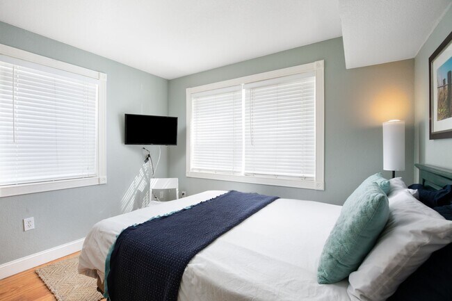 Foto del edificio - Beautifully Furnished 2-bedroom, 1-bathroom apartment 1 year lease