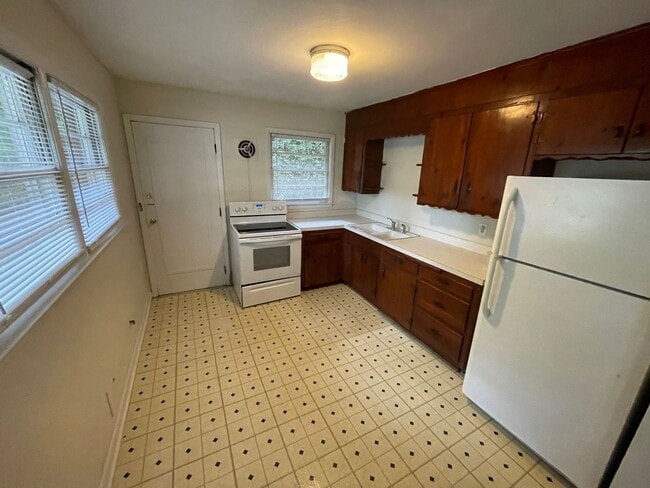 Building Photo - 353 Morton Ave