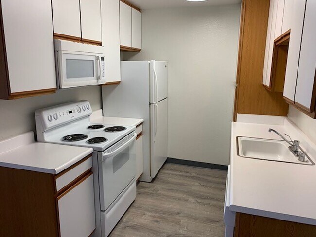 Building Photo - Bright Updated 2 Bedroom 1 Bath Mountain View End-Unit Condo