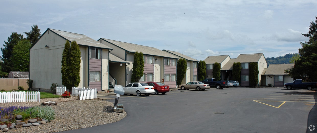 Redwood Manor Apartments in Lebanon, OR