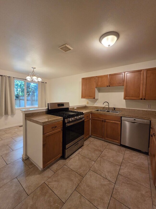 Foto del edificio - Large, Open Concept Gig Harbor Three Bedroom. Available Now!