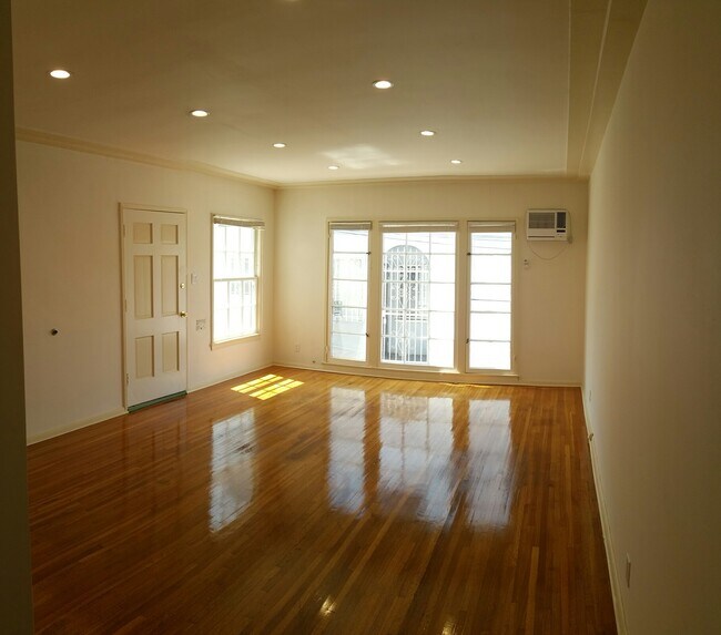 Foto del edificio - 457 N Hayworth Ave