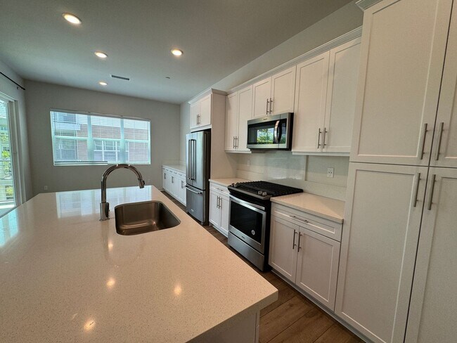 Building Photo - Luxurious 3 Bedroom 2 Bathroom Townhome in...