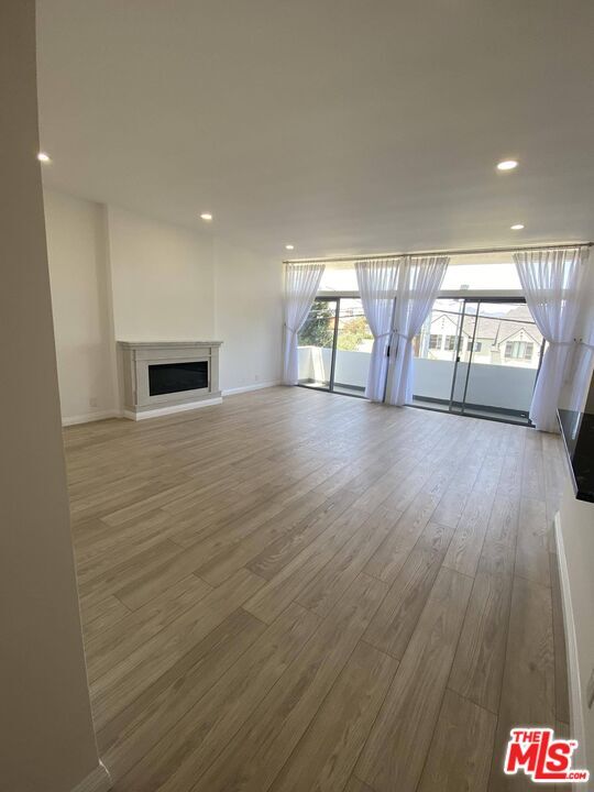 Foto del edificio - 511 San Vicente Blvd