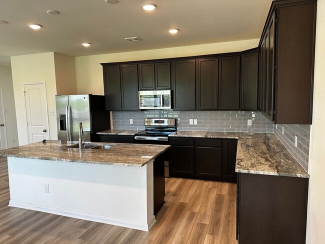 Building Photo - 4 bed 3 bath new build in the Lakes at University Place