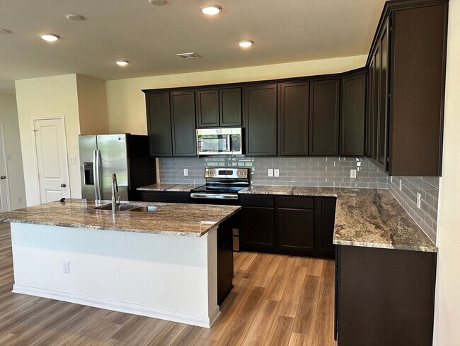 Foto del edificio - 4 bed 3 bath new build in the Lakes at University Place