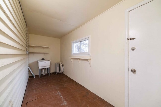 Building Photo - $1300 - Spacious Hamtramck home