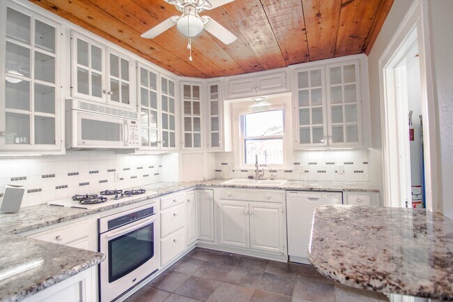 Foto del edificio - Beautiful 3-Bedroom Home with Natural Ligh...