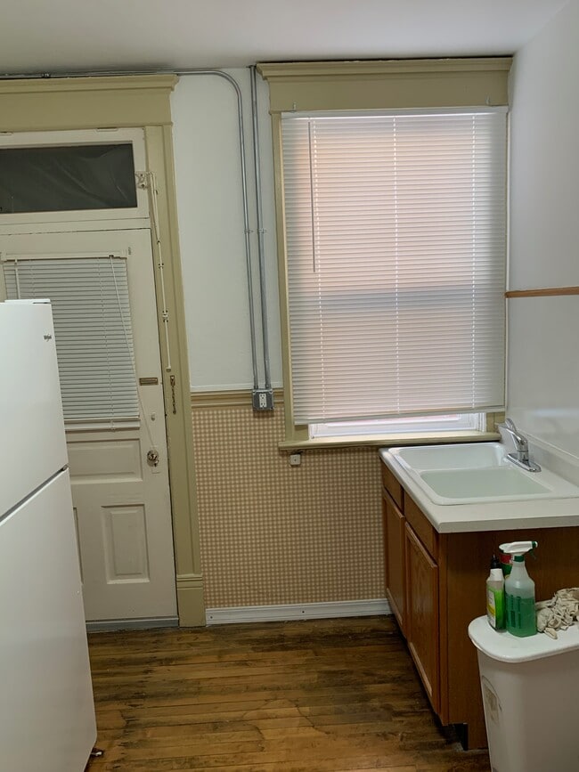 Building Photo - 800 W Broadway St