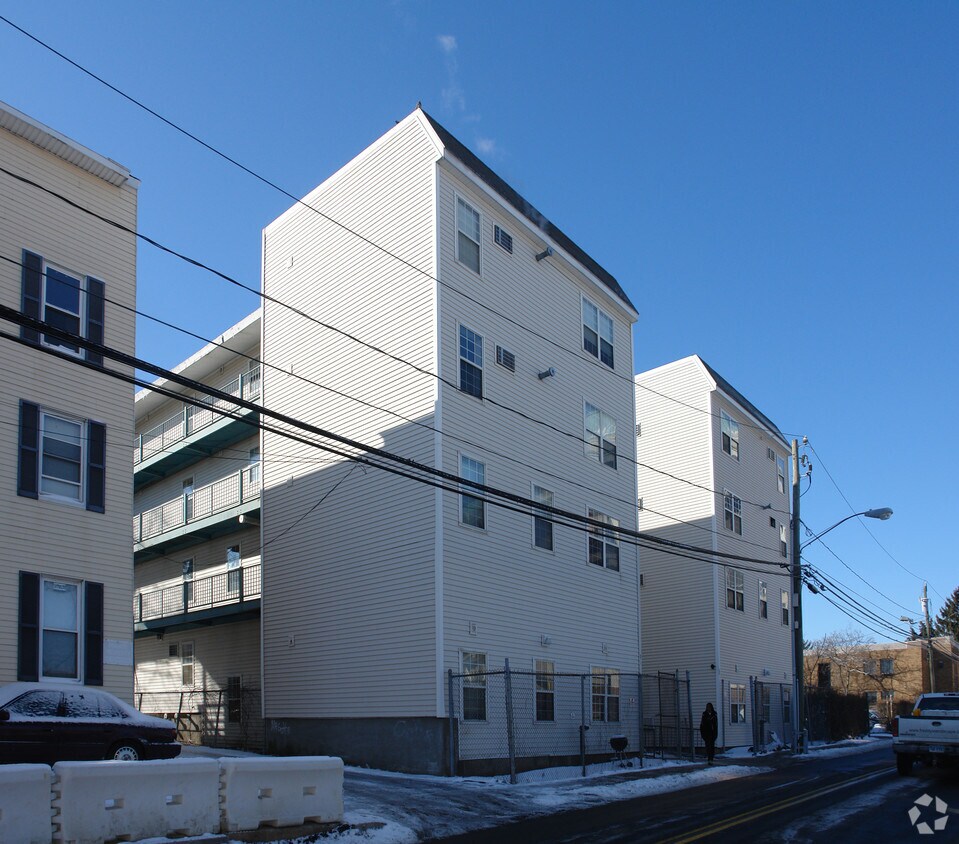 Building Photo - 67-71 Henry Pl