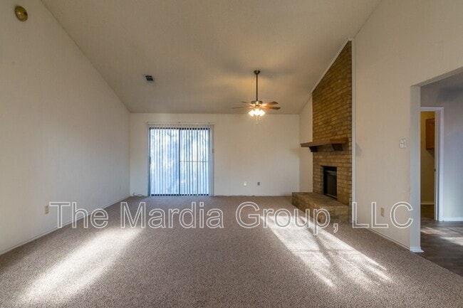 Building Photo - 2121 Country Oaks Dr