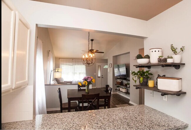 Building Photo - 1350-1352 Dopp st