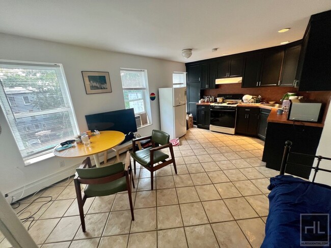 Building Photo - Top Floor Townhouse w/ Shared Backyard, Fi...
