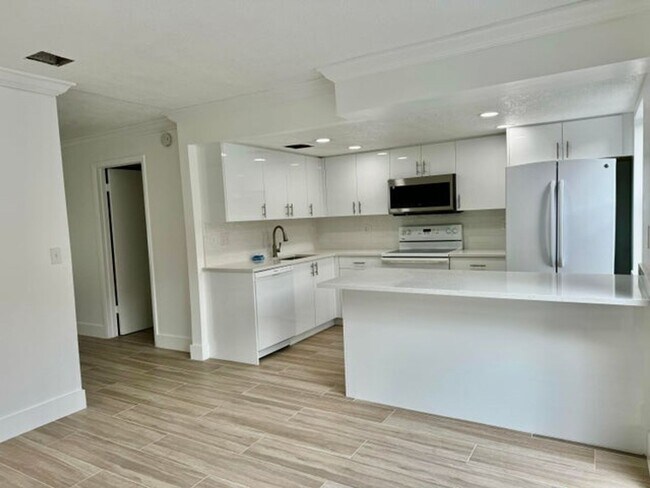 Building Photo - 325 Sandtree Drive, Palm Beach Gardens, FL...