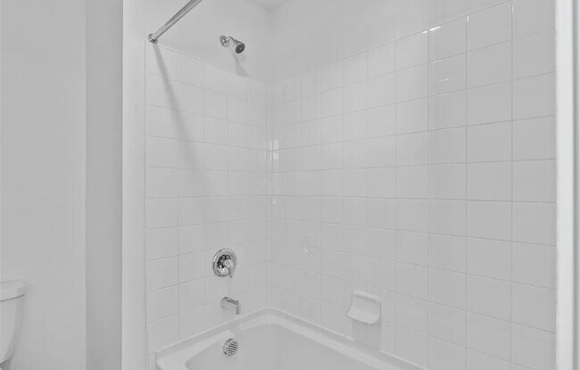 Building Photo - Shared bathroom room 4