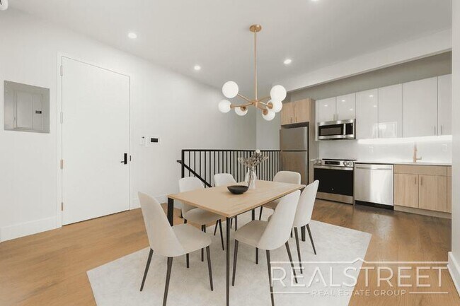 Foto del edificio - Spacious 5-Bedroom, 2-Bath Duplex in Prime...