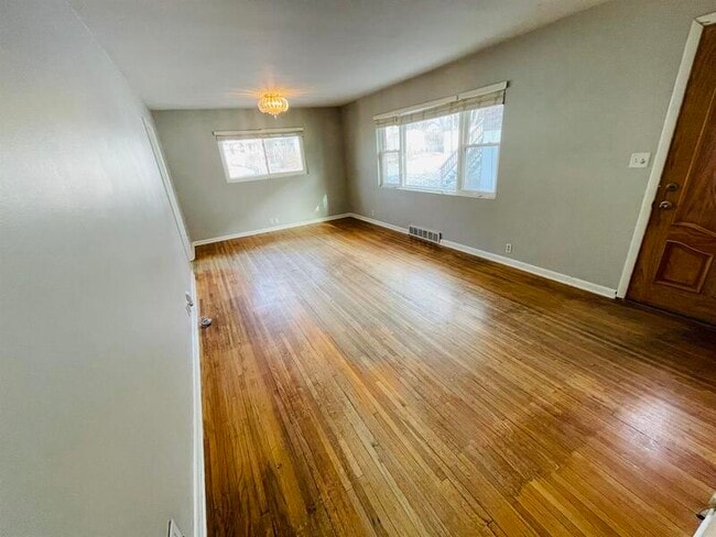 Photo - 5624 Lake St House