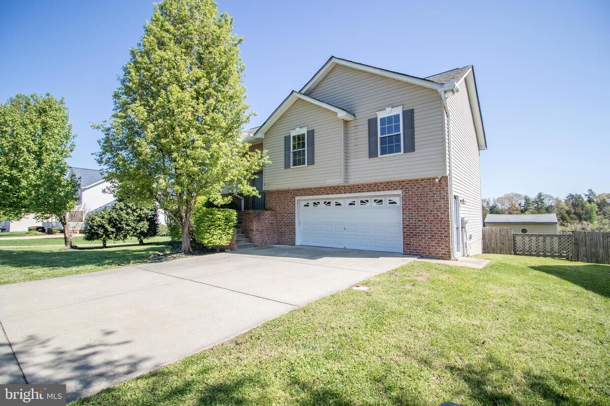 Primary Photo - 22226 Goldenrod Dr