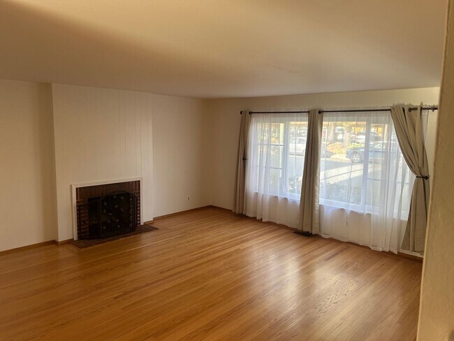 Building Photo - This 3 bedroom 2.5 bath home walk to downt...