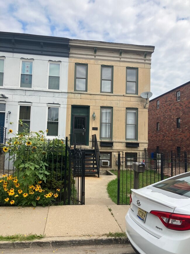 Building Photo - 2438 W Flournoy St