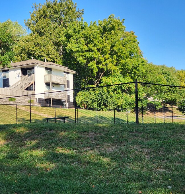 Building Photo - 4800 Cliffview Dr