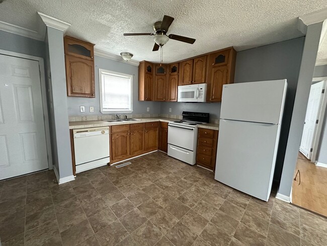 Building Photo - Spacious 3 bedroom, 2 full bath apartment!