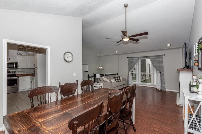 Foto del edificio - 3bd/2.5ba 2-story home in quiet neighborhood.