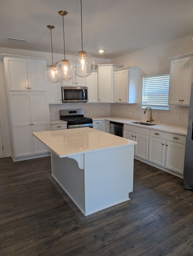 Foto del edificio - Beautiful 3BD/2.5BA Home in the Sought-After Stonebridge Fairways Community / Ready Now