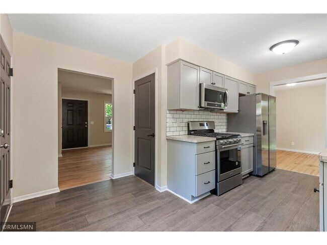 Building Photo - 530 Orchid Ln N