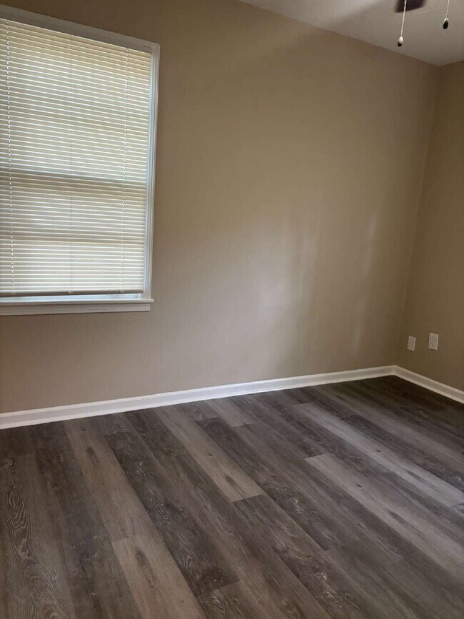 Building Photo - "Charming 3-Bedroom Gem on Winfield Road - Cozy Comfort Awaits in 966 Sq Ft!"
