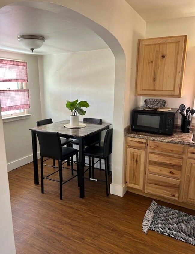 Building Photo - Charming 2 Bed, 1 Bath Home with Fenced Ya...