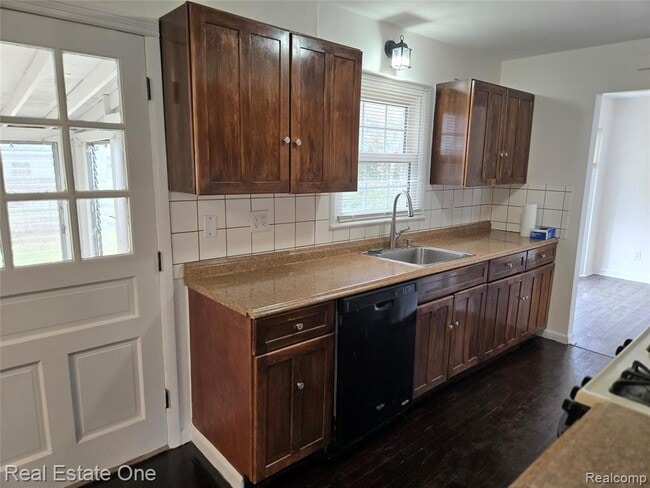 Building Photo - 25825 Sierra Dr