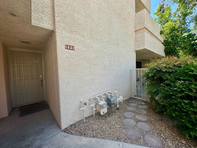 Building Photo - AVAILABLE NOW! Spacious 2 Bedroom 2 Bathro...