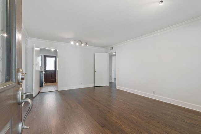 Building Photo - Quaint Westchester Condo