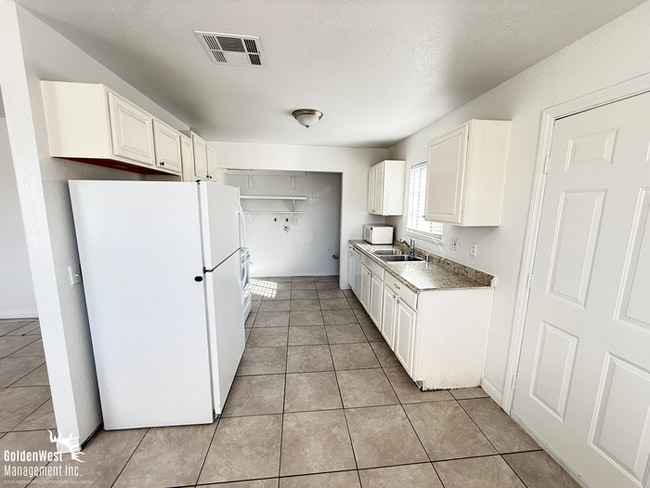 Building Photo - Gorgeous and Functional 4Bdm 2Ba Home with Large Backyard.