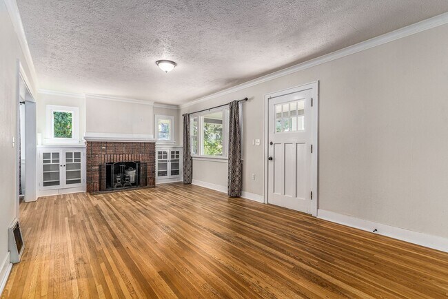 Foto del edificio - Charming 5-Bedroom South Hill Home Near Manito Park - NEW PRICE