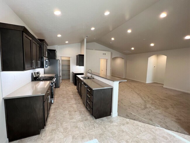Foto del edificio - Beautiful, 3 bed 2 bath home close to lake...