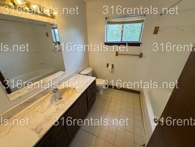 Building Photo - $850- 2 bed 1 bath - Townhomes