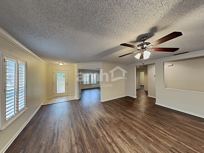 Building Photo - 562 MacKenzie Cir