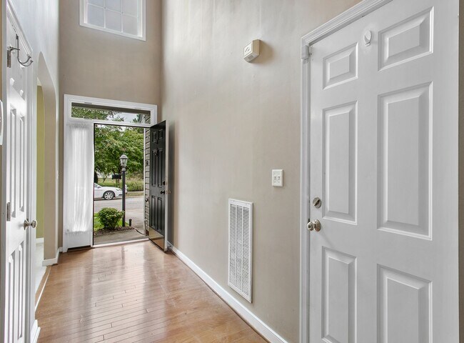Building Photo - Stunning Townhome with Vaulted Ceilings an...