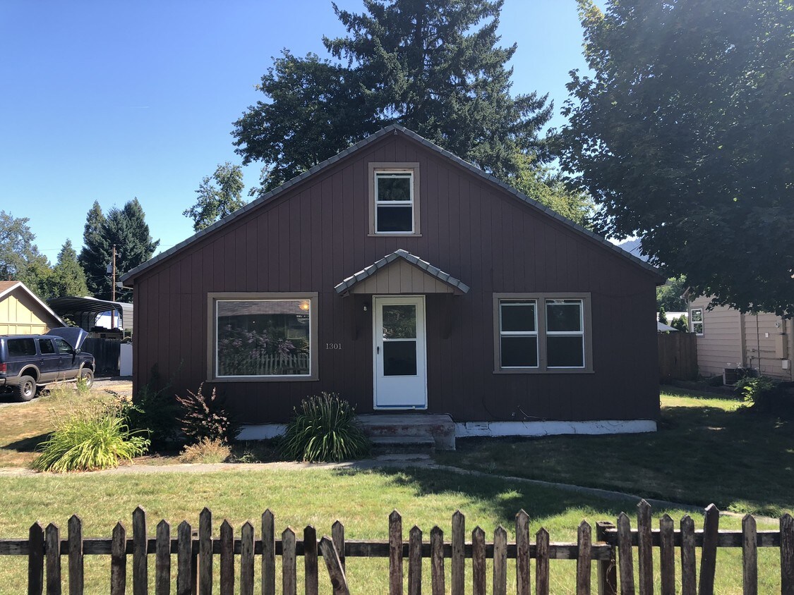 Primary Photo - 1301 Oak View Dr