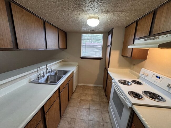 Foto del edificio - 2 bed duplex with 1 1/2 baths, bonus room and a 1 car garage for lease in SW OKC! (no fenced yard)