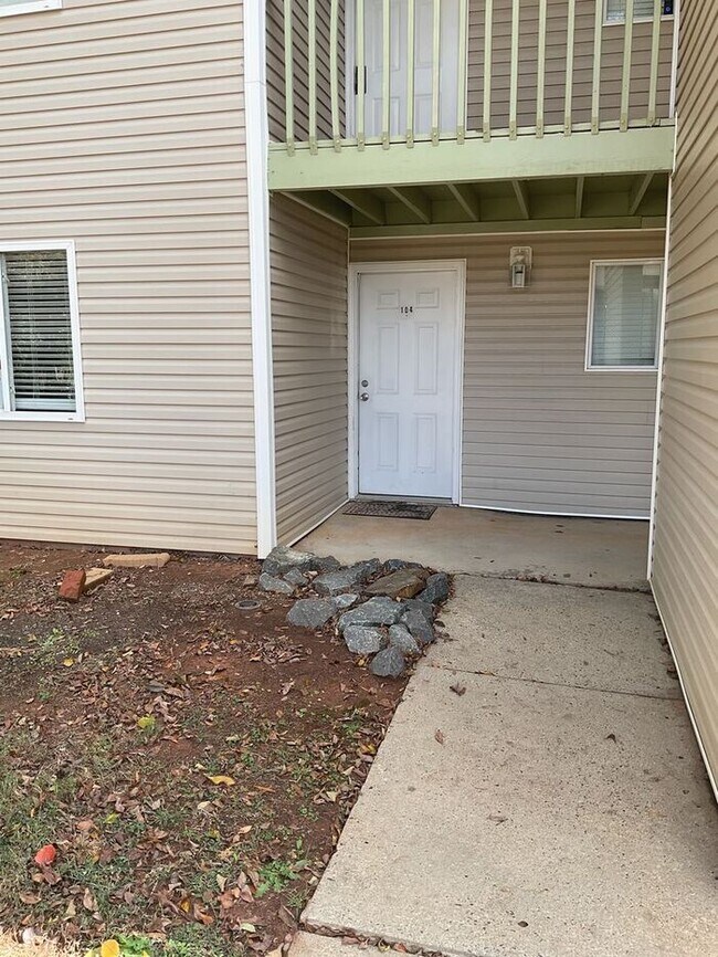 Foto del edificio - Just off the main road, but in walking dis...