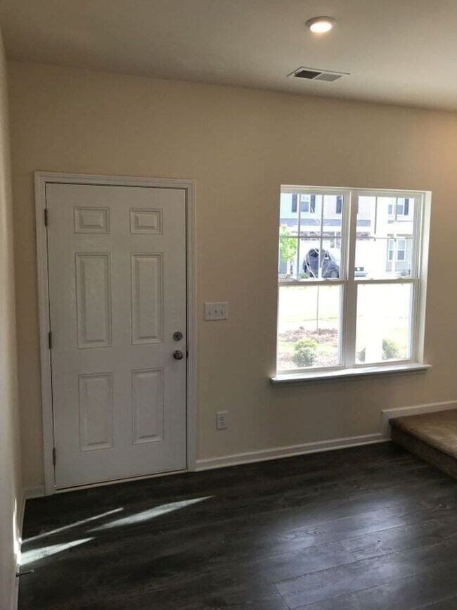 Building Photo - 2 Story, 3 Bedroom Townhome in SW Charlotte