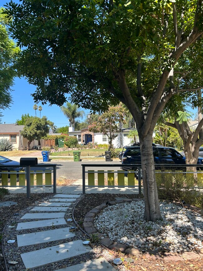 Foto del edificio - 22116 Gilmore St