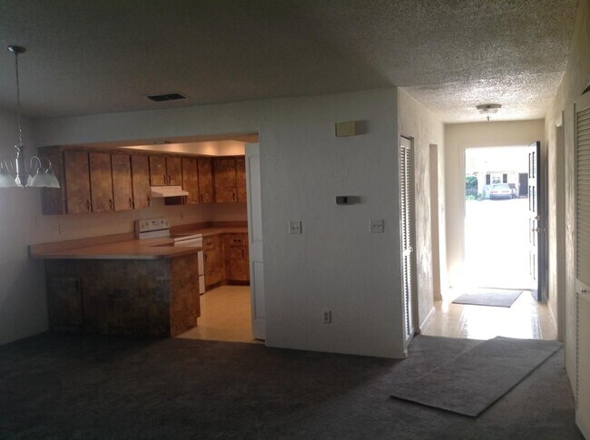 Building Photo - 6 Red Maple Cir